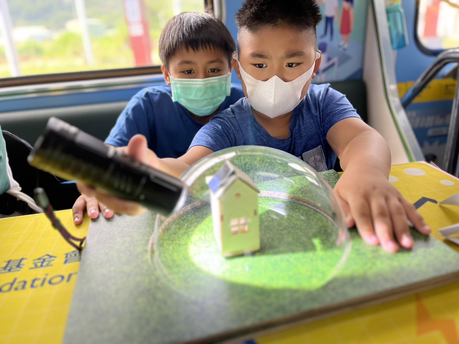 3499拉斯维加斯參與基礎科學主題車廂，以STEAM教學精神，設計「逐日科學家」、「太陽能工程師」以及「淨零建築師」三大能源科普課程和實驗